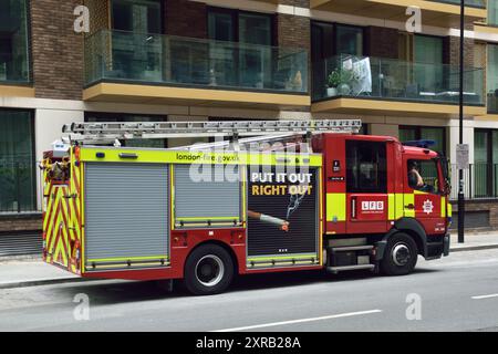 Am 7. August waren verschiedene Fahrzeuge des Londoner Ambulanzdienstes und der Londoner Feuerwehr auf der Riverscape-Baustelle an der Royal Crest Avenue in Silvertown, London Borough of Newham, E16, anwesend. Die LFB schickte eine Kommandoeinheit sowie weitere Spezialfahrzeuge. Stockfoto