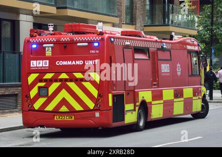 Am 7. August waren verschiedene Fahrzeuge des Londoner Ambulanzdienstes und der Londoner Feuerwehr auf der Riverscape-Baustelle an der Royal Crest Avenue in Silvertown, London Borough of Newham, E16, anwesend. Die LFB schickte eine Kommandoeinheit sowie weitere Spezialfahrzeuge. Stockfoto