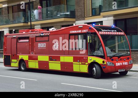 Am 7. August waren verschiedene Fahrzeuge des Londoner Ambulanzdienstes und der Londoner Feuerwehr auf der Riverscape-Baustelle an der Royal Crest Avenue in Silvertown, London Borough of Newham, E16, anwesend. Die LFB schickte eine Kommandoeinheit sowie weitere Spezialfahrzeuge. Stockfoto