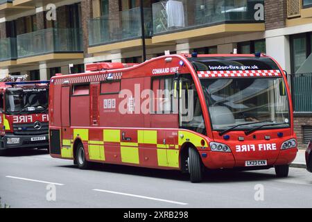 Am 7. August waren verschiedene Fahrzeuge des Londoner Ambulanzdienstes und der Londoner Feuerwehr auf der Riverscape-Baustelle an der Royal Crest Avenue in Silvertown, London Borough of Newham, E16, anwesend. Die LFB schickte eine Kommandoeinheit sowie weitere Spezialfahrzeuge. Stockfoto