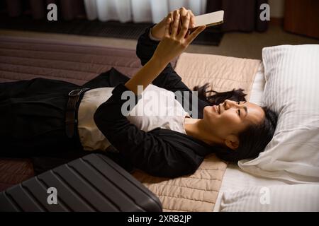 Asiatische Frau macht Fotos und postet sie in sozialen Netzwerken Stockfoto