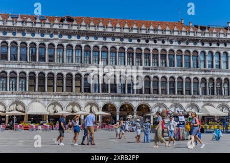 Venedig, Italien - 26. Juli 2024: Touristen auf dem Markusplatz. Venedig ist ein sehr beliebtes Touristenziel. Venedig, Italien Stockfoto