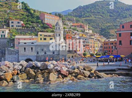 Vernazza, Italien - 03. Oktober 2009: Ein paar Touristen in der Stadt Vernazza Cinque Terre Ligurien Küste sonniger Herbst Tagesausflug. Stockfoto