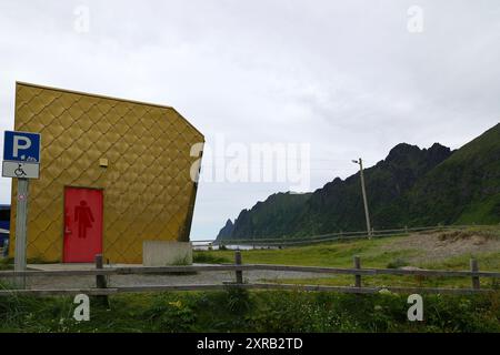Die goldene Toilette-Gullsdassen auf der Panoramastraße Senja - Norwegen Stockfoto