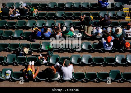 OAKLAND, KALIFORNIEN – 4. AUGUST: Fans beobachten von ihren Sitzen während des Spiels zwischen den Oakland Athletics und den Los Angeles Dodgers im Oakland Coliseum am 4. August 2024 in Oakland, Kalifornien. (Foto: Michael Yanow/Bild von Sport) Stockfoto