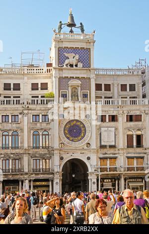 Venedig, Italien - 23. September 2009: Große Touristenmassen im Frint des Markusturms am Markusplatz Autumn Day Travel. Stockfoto