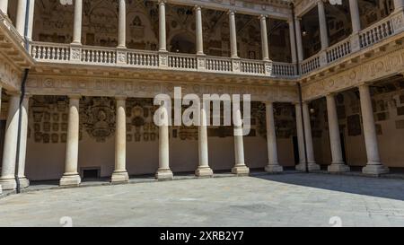 Padua, Italien - 23. Juli 2024: Hof des Palazzo Bo (Bo-Palast), historisches Gebäude mit Sitz der Universität Padua aus dem Jahr 1539 in Padua, Italien Stockfoto