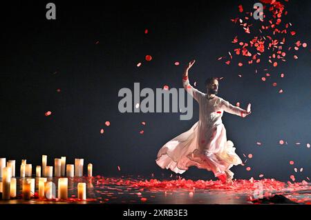 Edinburgh, Schottland, Großbritannien. August 2024. Edinburgh International Festival: Dancer Aakash Odedra spielt Kostümausschnitte aus Songs of the Bulbul, deren Uraufführung heute Abend im Lyceum Theatre zu sehen ist. Die Show schafft einen mediativen Austausch zwischen dem indischen klassischen Tanz Sufi Kathak und islamischer Poesie. Quelle: Craig Brown/Alamy Live News Stockfoto