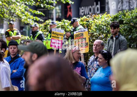 Cardiff, Wales, Großbritannien. Juli 2024. Demonstranten halten Botschaften während eines Antifaschismus-Protests von etwa 200 Menschen im Stadtzentrum von Cardiff, organisiert von Stand Up to Rassismus. Der Protest fand zwischen dem St. David's Einkaufszentrum und der Utilita Arena statt, nachdem Berichte über mögliche Störungen in Wales an diesem Wochenende in sozialen Medien zirkulierten. Quelle: Mark Hawkins/Alamy Live News Stockfoto