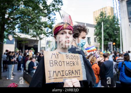 Cardiff, Wales, Großbritannien. Juli 2024. Demonstranten halten Botschaften während eines Antifaschismus-Protests von etwa 200 Menschen im Stadtzentrum von Cardiff, organisiert von Stand Up to Rassismus. Der Protest fand zwischen dem St. David's Einkaufszentrum und der Utilita Arena statt, nachdem Berichte über mögliche Störungen in Wales an diesem Wochenende in sozialen Medien zirkulierten. Quelle: Mark Hawkins/Alamy Live News Stockfoto