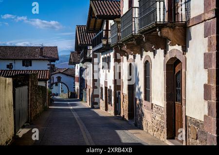 Straßen von Amaiur, Navarra, Spanien. Oktober 2021 Stockfoto