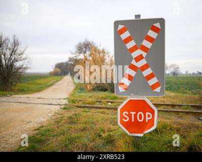 Stoppschild an einem bewölkten Wintertag in der Nähe von Arles France Arles France Stockfoto