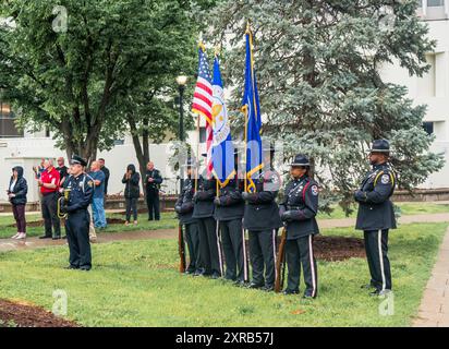 Die Polizei ehrt die Wache während der Gedenkfeier in Louisville, KY, um örtliche Polizeibeamte zu ehren, die im Dienst getötet wurden. Stockfoto