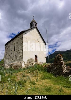 Ruinen einer alten Burg und Kapelle in Obermatsch Italien an einem teilweise bewölkten Tag im Sommer Mals Italien Stockfoto