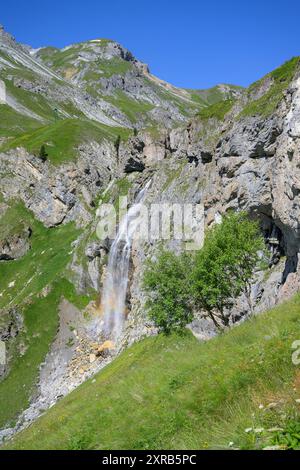Berge in Südtirol an einem sonnigen Tag im Sommer, Wasserfall, Weide, blauer Himmel Mals Italien Stockfoto