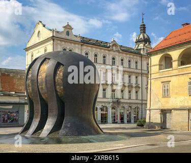 Der öffentliche Platz in Maribor, Slowenien. Das 1975 errichtete Denkmal ehrt etwa 667 Slowenen, die während des Zweiten Weltkriegs von den Nazis niedergeschossen wurden. Stockfoto