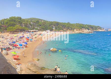 29. Juli 2024, Spanien, Platja D'Aro: Badegäste liegen am Strand in einer der vielen Buchten. Strände verschwinden auf der ganzen Welt. In Spanien ist das Phänomen jedoch besonders akut. Die Zeitung "La Vanguardia" schrieb kürzlich, dass der heutige Platja Gran, der "große Strand", im Durchschnitt gut 50 Meter breit und in den 1980er Jahren dreimal so groß ist Umweltschützer gehen an die Barrikaden, und die ersten Küstenstädte ergreifen drastische Maßnahmen. Foto: Emilio Rappold/dpa Stockfoto