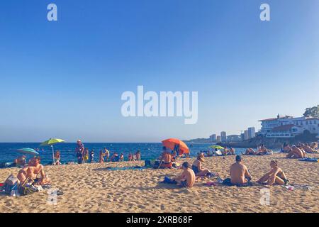 29. Juli 2024, Spanien, Platja D'Aro: Badende liegen am Platja Gran, dem "großen Strand". Die Strände schwinden auf der ganzen Welt. In Spanien ist das Phänomen jedoch besonders akut. Die Zeitung "La Vanguardia" schrieb kürzlich, dass der "große Strand", der heute durchschnittlich gut 50 Meter breit ist, in den 1980er Jahren dreimal so groß war Umweltschützer gehen an die Barrikaden, und die ersten Küstenstädte ergreifen drastische Maßnahmen. Foto: Emilio Rappold/dpa Stockfoto