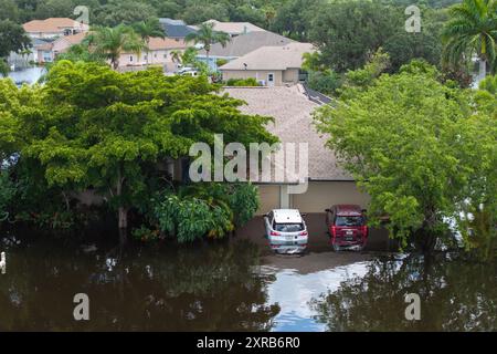 Der tropische Sturm Debby überflutete Wohnhäuser und Autos in der Vorstadtgemeinde in Sarasota, Florida. Die Folgen der Naturkatastrophe. Stockfoto