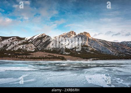 Landschaft der Rocky Mountains auf gefrorenem See im Abraham Lake in Kootenay Plains Area, Kanada Stockfoto