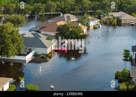 Der tropische Sturm Debby überflutete Wohnhäuser und Autos in der Vorstadtgemeinde in Sarasota, Florida. Die Folgen der Naturkatastrophe Stockfoto