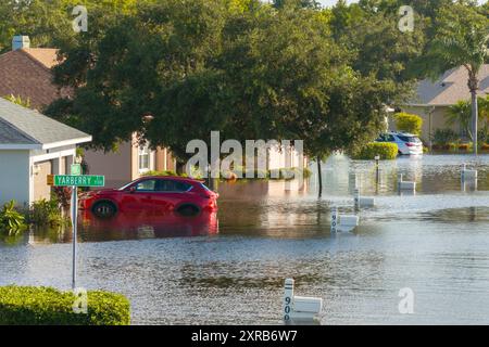 Der tropische Sturm Debby überflutete Wohnhäuser und Autos in der Vorstadtgemeinde in Sarasota, Florida. Die Folgen der Naturkatastrophe. Stockfoto