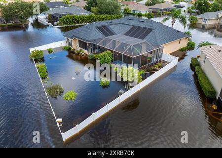 Der tropische Sturm Debby überflutete Wohnhäuser in der Vorstadtgemeinde in Sarasota, Florida. Die Folgen der Naturkatastrophe Stockfoto