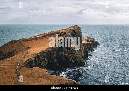 Ein atemberaubender Blick auf den Neist Point Lighthouse auf der Isle of Skye, Schottland, mit dramatischen Klippen und dem Meer Stockfoto