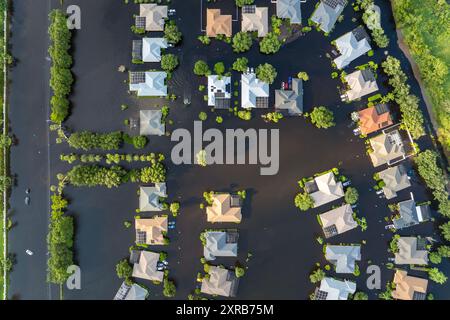 Der tropische Sturm Debby überflutete Wohnhäuser in der Vorstadtgemeinde in Sarasota, Florida. Die Folgen der Naturkatastrophe Stockfoto