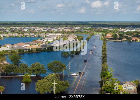 Überflutete Florida Straße mit festgefahrenem Auto nach Hurrikan Debby Regen umgeben von Wasser. Folgen von Naturkatastrophen Stockfoto