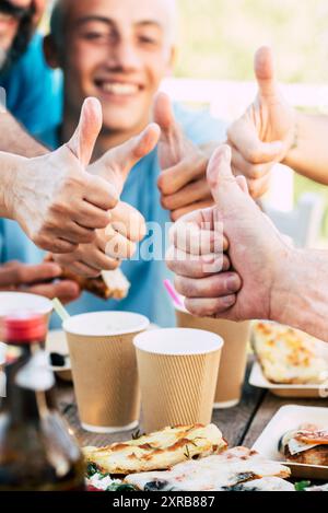 Glückliche Familiengruppe feiern zusammen in Freundschaft mit Spaß und Laugh - kaukasische Menschen genießen Essen und Getränke zum Feiern Outdoor rund um den Tisch - gemischte Generationen von Senioren zu Kleiner Junge Stockfoto