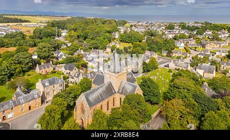 Dornoch Sutherland Scotland die Kathedrale der Friedhof und die Stadthäuser im Sommer Stockfoto