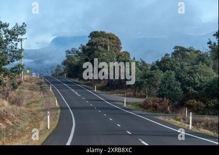 Eine Fahrt auf der A4 im Herbst mit Nebel im Herbst vor der Kulisse der Mount Ben Lomond Range im Ben Lomond National Park in den nördlichen Midlands von Stockfoto