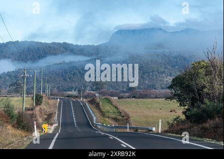 Eine Fahrt auf der A4 im Herbst mit Nebel im Herbst vor der Kulisse der Mount Ben Lomond Range im Ben Lomond National Park in den nördlichen Midlands von Stockfoto