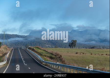 Eine Fahrt auf der A4 im Herbst mit Nebel im Herbst vor der Kulisse der Mount Ben Lomond Range im Ben Lomond National Park in den nördlichen Midlands von Stockfoto