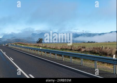 Eine Fahrt auf der A4 im Herbst mit Nebel im Herbst vor der Kulisse der Mount Ben Lomond Range im Ben Lomond National Park in den nördlichen Midlands von Stockfoto