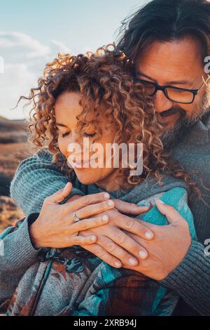 Glückliches junges Paar, das sich liebt und sich im Freien mit Zärtlichkeit und Beziehung umarmt. Konzept des Reiselebens. Mann und Frau mit malerischem Naturhintergrund im Freien. Urlaub, liebe Leute, Urlaub Stockfoto