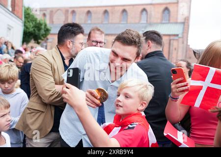 Odense, Dänemark. August 2024. Hunderte von Fans mussten vor dem Rathaus von Odense warten, als Viktor Axelsen am Freitag, den 9. August 2024 im Rathaus von Odense geehrt wurde. Viktor Axelsen gewann bei den Olympischen Spielen in Paris Gold im Badminton-Einzel. (Foto: Claus Fisker/Ritzau Scanpix) Credit: Ritzau/Alamy Live News Stockfoto