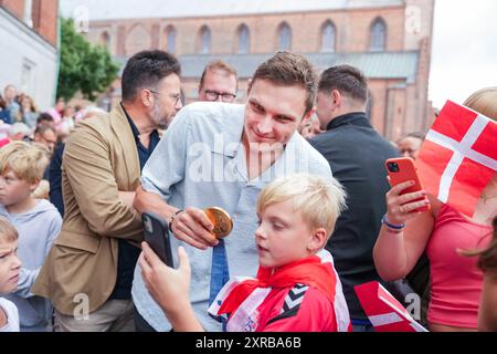 Odense, Dänemark. August 2024. Hunderte von Fans mussten vor dem Rathaus von Odense warten, als der Goldmedaillengewinner im Badminton Viktor Axelsen am Freitag, den 9. August 2024, im Rathaus von Odense geehrt wird. Viktor Axelsen gewann bei den Olympischen Spielen in Paris Gold im Badminton-Einzel. (Foto: Claus Fisker/Ritzau Scanpix) Credit: Ritzau/Alamy Live News Stockfoto