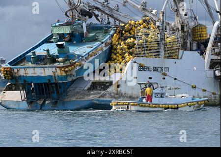 PAPUA NEUGUINEA, Madang, Alexishafen, Thunfischfangschiff von RD Fishing PNG Ltd, Thunfischfang für eigene Konservenfabrik RD Thuna Canners Ltd. Für lokalen Markt und Export, Fischereifahrzeug FV Veera / PAPUA NEUGUINEA, Madang, Alexishafen, Thunfisch Fangflotte von RD Fishing PNG Ltd, Thunfisch wird in eigener Fabrik RD THUNFISCH CANNERS Ltd. für Herstellung von Thunfischdosen, frischem Thunfisch und Tiefkühlware für lokalen Markt und Export u.a. nach Europa verarbeitet, Thunfisch Fangschiff FV Veera Stockfoto