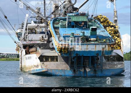 PAPUA NEUGUINEA, Madang, Alexishafen, Thunfischfangschiff von RD Fishing PNG Ltd, Thunfischfang für eigene Konservenfabrik RD Thuna Canners Ltd. Für lokalen Markt und Export, Fischereifahrzeug FV Veera / PAPUA NEUGUINEA, Madang, Alexishafen, Thunfisch Fangflotte von RD Fishing PNG Ltd, Thunfisch wird in eigener Fabrik RD THUNFISCH CANNERS Ltd. für Herstellung von Thunfischdosen, frischem Thunfisch und Tiefkühlware für lokalen Markt und Export u.a. nach Europa verarbeitet, Thunfisch Fangschiff FV Veera Stockfoto