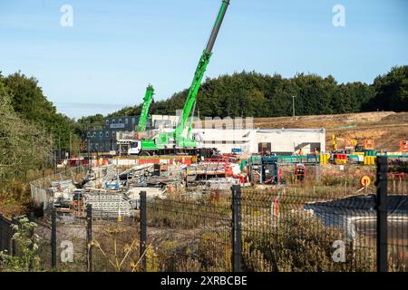 Little Missenden, Großbritannien. August 2024. Die HS2-Bauarbeiten am Little Missenden Lüftungsschacht in Buckinghamshire werden auf der HS2 High Speed Rail-Verbindung von London nach Birmingham fortgesetzt. Es gibt vier Belüftungsschächte und einen Interventionsschacht im Tunnel durch die Chilterns, die bei Bedarf als Notzugang genutzt werden würden, sobald die neuen HS2-Züge unter den Chilterns fahren. Dies ist die vierte Lüftungsanlage, die neben der A413 in Little Missenden gebaut wird. Die Arbeiten werden voraussichtlich bis April 2025 abgeschlossen sein. Kredit: Maureen McLean/Alamy Stockfoto