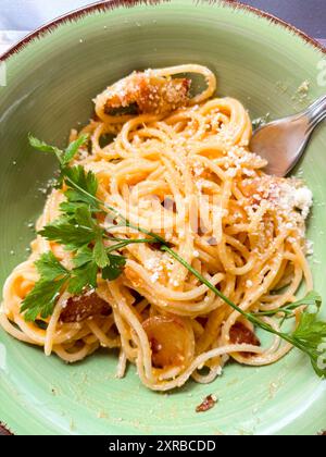 Gericht mit Spaghetti alla Carbonara, typisch italienisches Rezept von Nudeln mit Guanciale, Ei ad Pecorino romano Käse. Restaurant. Original italienisches Rezept Carbonara. Stockfoto