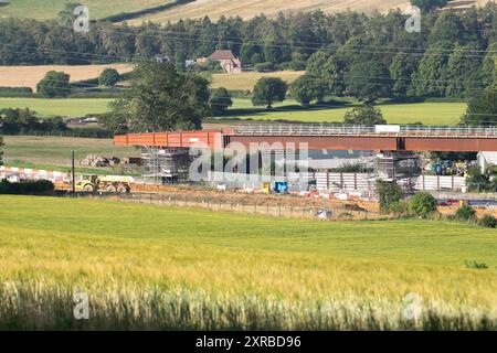 Wendover Dean, Großbritannien. August 2024. Die HS2-Bauarbeiten am HS2 Wendover Dean Viaduct in Wendover Dean, Buckinghamshire, werden auf der HS2 High Speed Rail-Verbindung von London nach Birmingham fortgesetzt. HS2 baut das 450 m lange Wendover Dean Viadukt mit 38 Stahlträgern. Das halbe Kilometer lange Viadukt wird die erste große Eisenbahnbrücke im Vereinigten Königreich sein, die mit einer „Doppelverbundkonstruktion“ gebaut wird. Die HS2-Werke bedeuteten die Zerstörung eines großen Teils des nahegelegenen alten Waldes am Jones Hill Wood. Das Bauernhaus auf der Durham Farm wurde ebenfalls von HS2 abgerissen. Kredit: Maureen McLean/Alamy Stockfoto