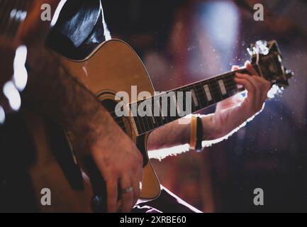 Nahaufnahme von Händen spielen klassische Gitarre. Selektive konzentrieren. Stockfoto