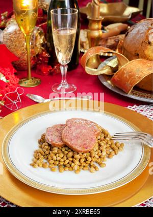 Scheiben vom Schwein Traber mit Linsen über Weihnachtstisch. Stockfoto