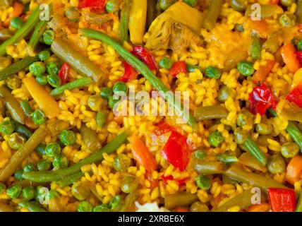 Traditionelle spanische Reis: Paella und Gemüse - vegetarisches Rezept Stockfoto