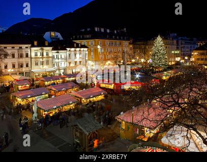 Weihnachtsmarkt in Bozen mit Lichtern und Dekorationen Stockfoto