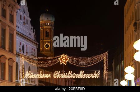 Die Münchner Märkte sind atemberaubend schön mit Lichtern an den Straßen und beleuchteten Weihnachtsbäumen und Sternen rund um den Markt. Stockfoto