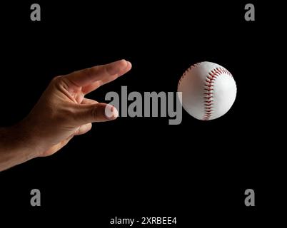 Baseball Pitcher, Nahaufnahme der Hand auf schwarzem Hintergrund zu werfen. Stockfoto